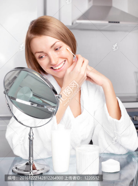 女人涂奶油