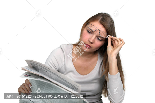 男人看報紙