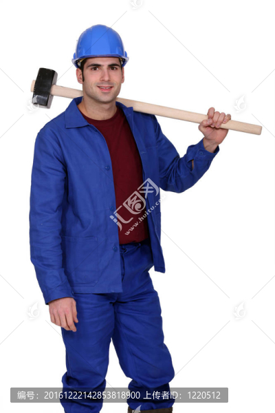 建筑工人拿著大木槌錘