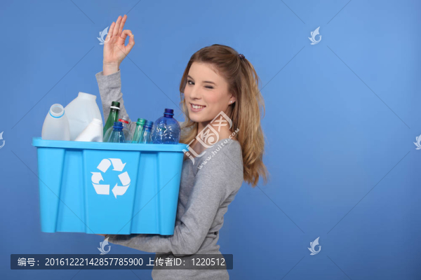 婦女回收塑料瓶