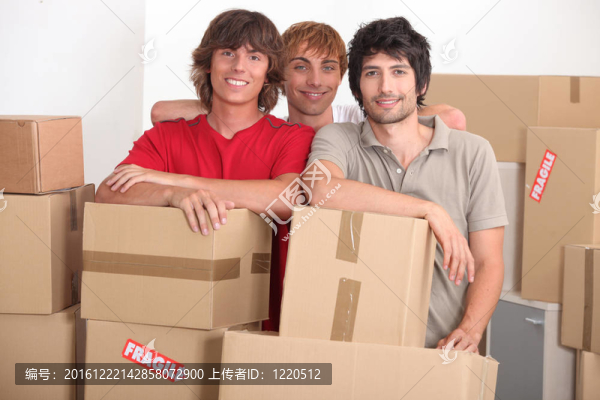 搬家的年輕人