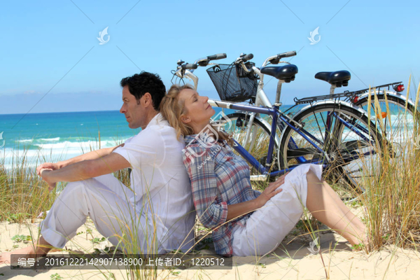 夫婦在海灘上騎自行車
