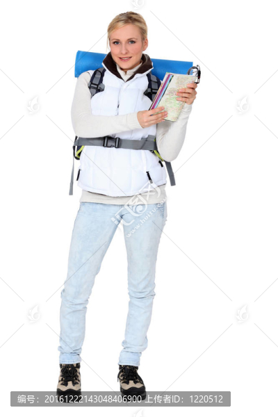 一個(gè)女人去爬山。