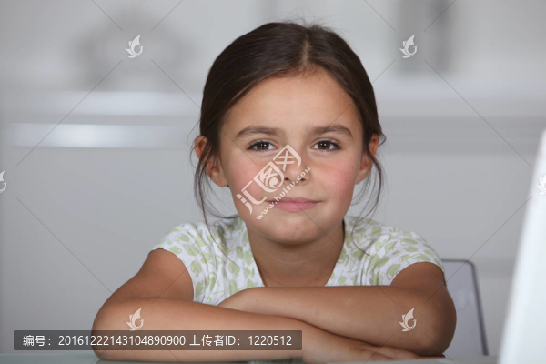 小女孩坐在桌子旁