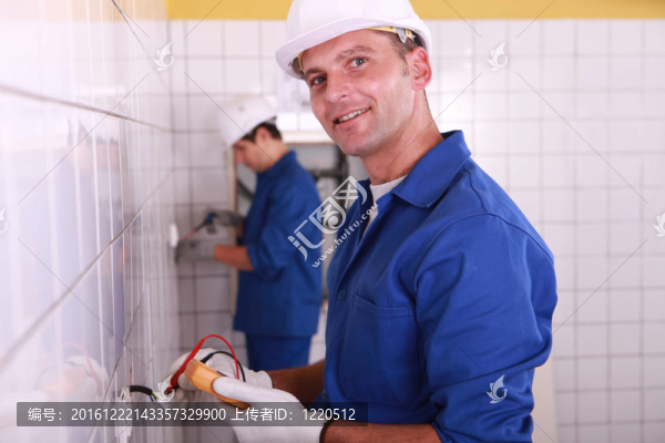電氣工程師在工作