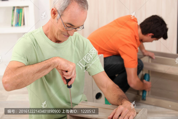 父親和兒子一起把扁平家具