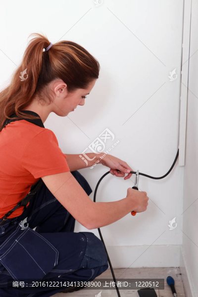 女電工工作