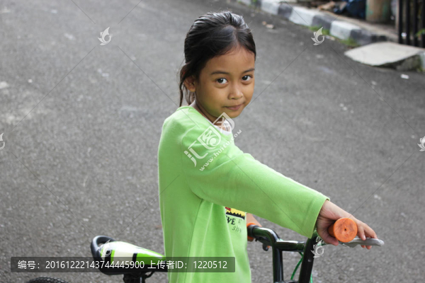 騎自行車的小女孩