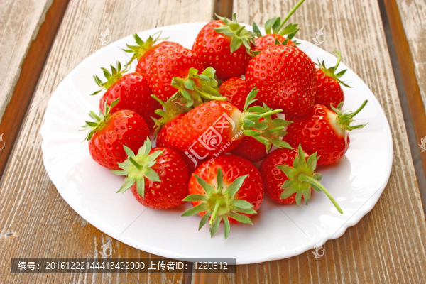 盤子上的草莓