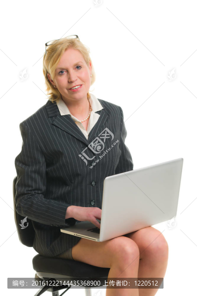 工作與筆記本電腦的女人