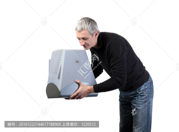 男子扔舊電視；白色背景