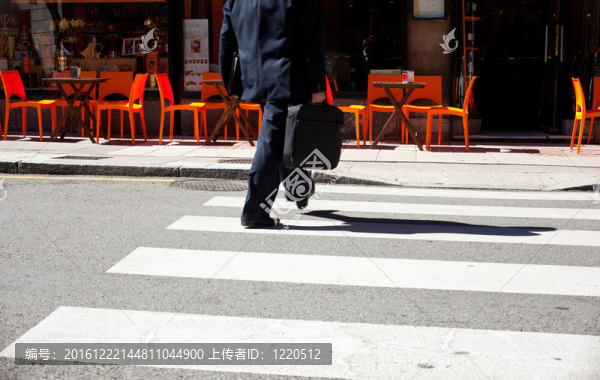 商人在人行橫道上