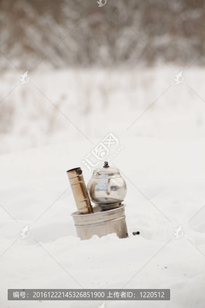 野餐場上覆蓋著雪的便攜式爐灶