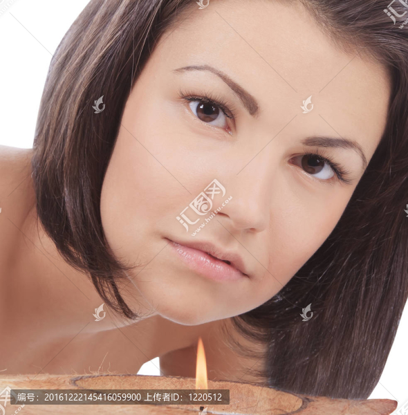 年輕女子望著蠟燭
