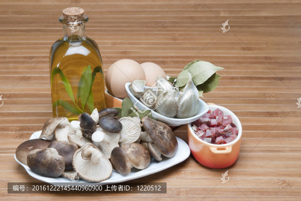 蘑菇；雞蛋；火腿和橄欖油烹調(diào)。