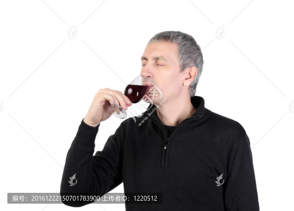 男子嘗試一杯紅葡萄酒，在白色背景