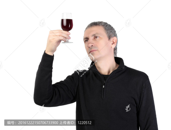 男人拿著一杯紅葡萄酒；在白色背景上