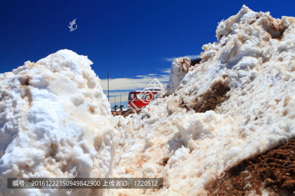 成堆的雪和一列火車