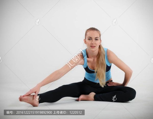 做瑜伽伸展的女人