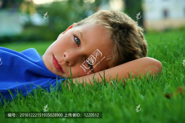 公園里的男孩