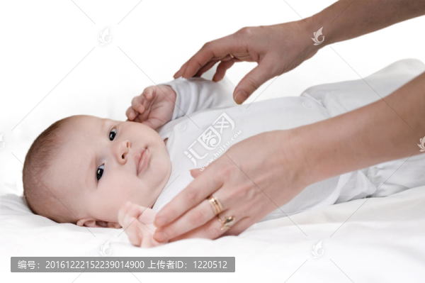 小男孩和母親的手在白色背景