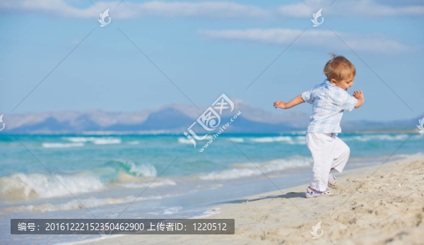可愛的男孩在美麗的海灘上快樂地玩耍