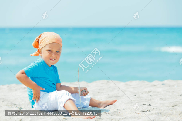 海灘上的小可愛男孩