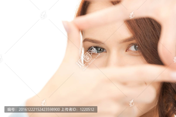 可愛的女人用手指創(chuàng)造一個框架