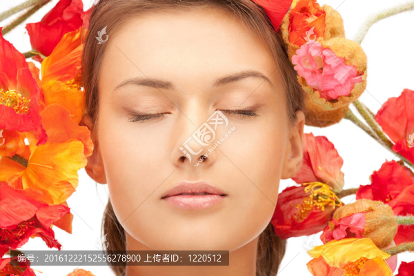 可愛的女人與紅花