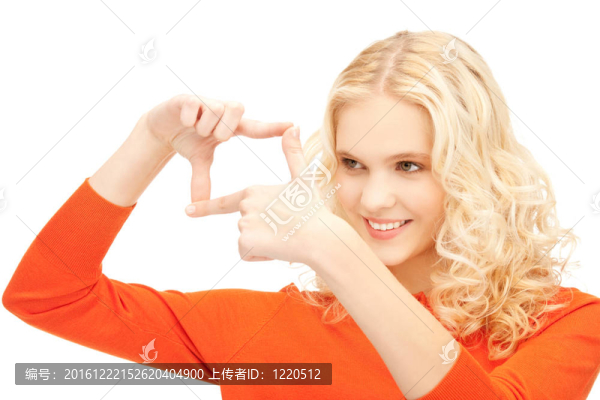 可愛(ài)的女人用手指創(chuàng)造一個(gè)框架