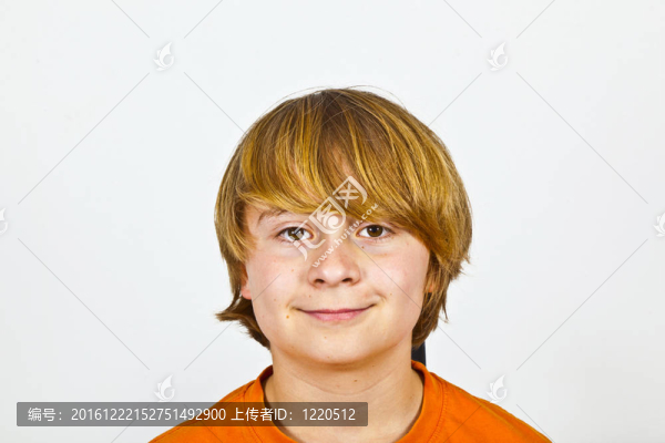 快樂微笑的男孩在橙色襯衫