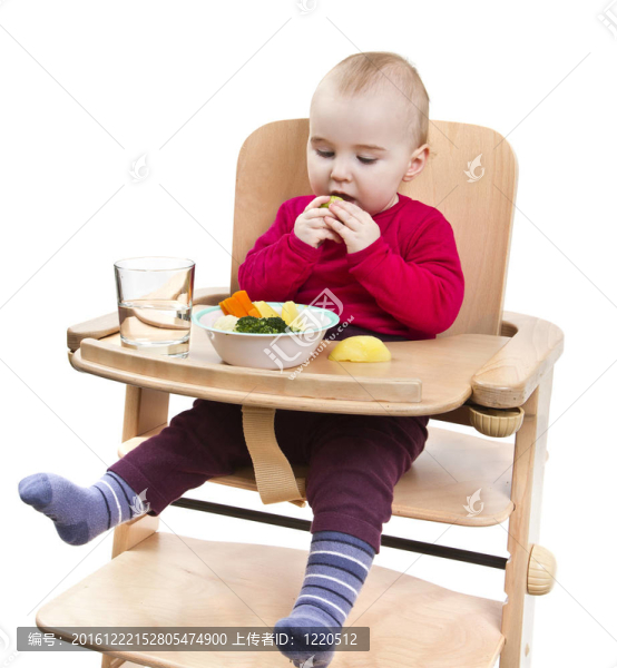 小孩在高椅上吃飯