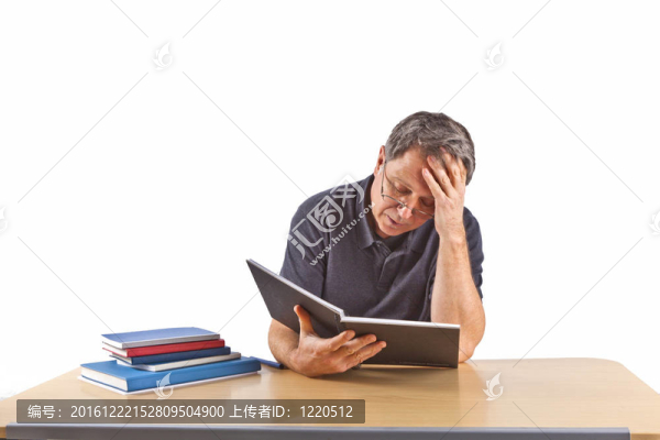 坐在桌旁的休閑商人