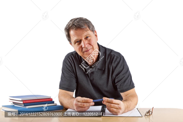 坐在桌旁的休閑商人