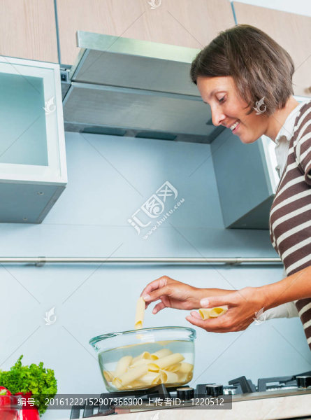 一個(gè)女孩做飯的肖像