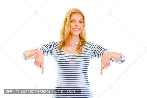 微笑美麗的少女指著手指在白色上孤立下來