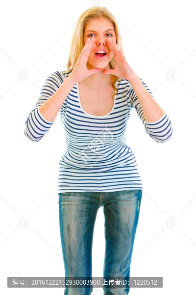 有趣的美麗的少女在通過擴音器的手形白色隔離