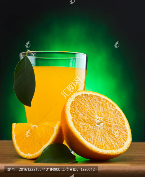 桌上的玻璃杯里的橙汁