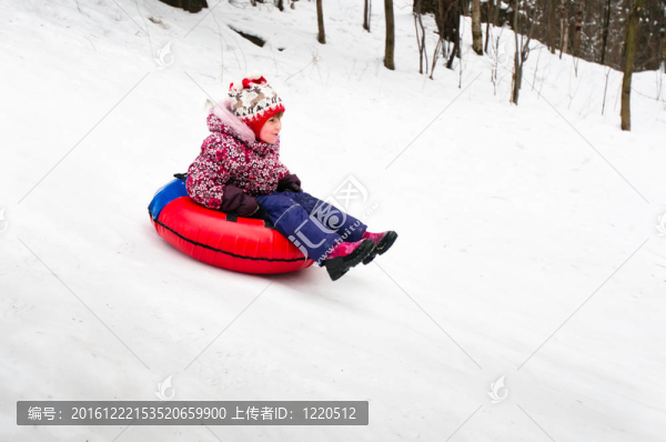 在充氣雪橇的孩子