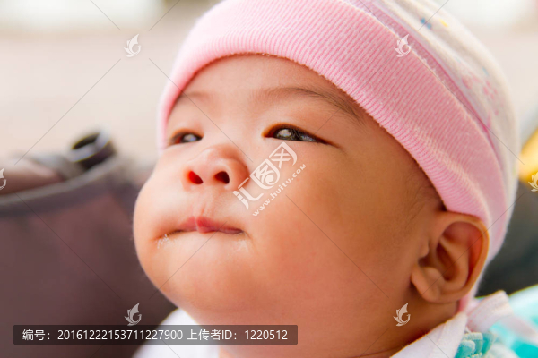 亞洲寶寶咬嘴唇