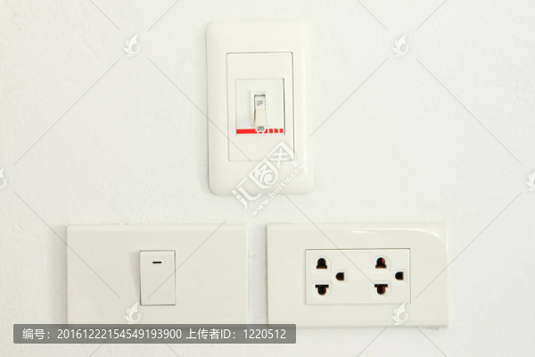 三型開關(guān)白墻。