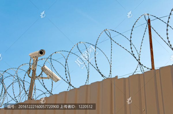 攝像頭監(jiān)視和鐵絲網(wǎng)
