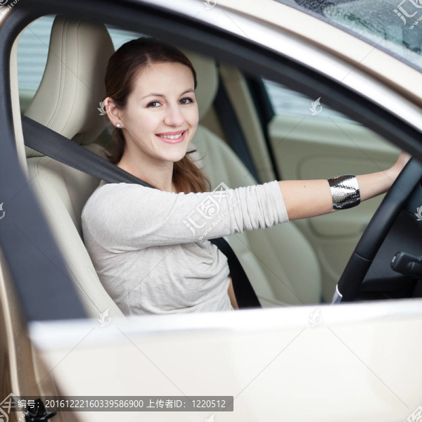 漂亮的年輕女人開著她的新車
