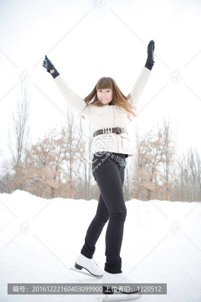 溜冰圈上快樂的年輕女子