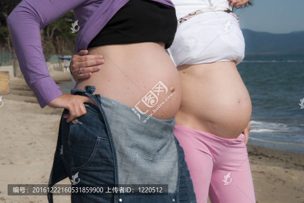 孕婦在海灘；意大利
