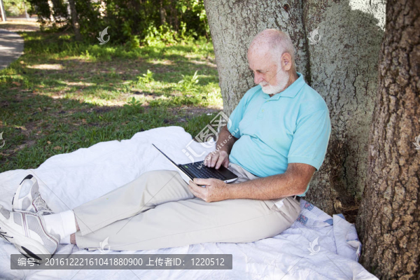 高級公園男子用電腦