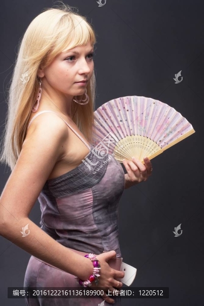 美麗的年輕女子與風扇