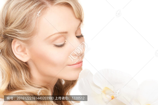 美麗的女人與白色的花