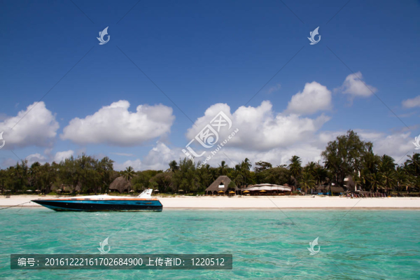 海灘餐廳在美麗的熱帶海灘停泊的船