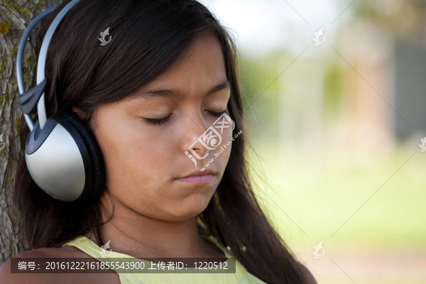 幼兒聽音樂